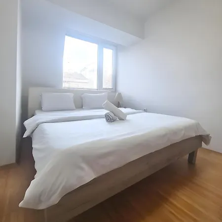 Station-side Modern Flat! Apartamento